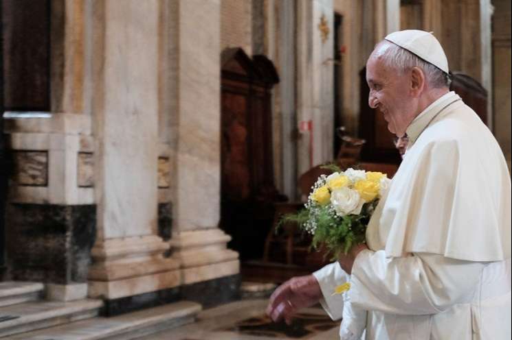 Pope Francis arrives for a private prayer at St. Mary Major Basilica in Rome on July 13, 2015. Pope Francis returned to Rome after a pastoral journey to Ecuador, Bolivia and Paraguay. AFP PHOTO / ALBERTO PIZZOLI