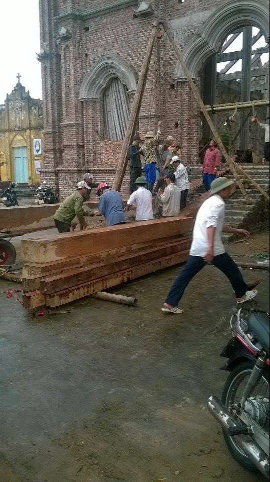 Hình ảnh chuẩn bị gỗ lợp mái Nhà thờ giáo họ Ki-tô Vua